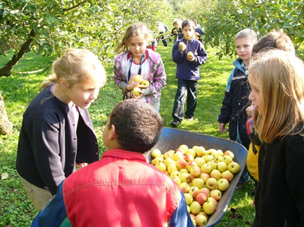 Kinder im Apfelgarten
